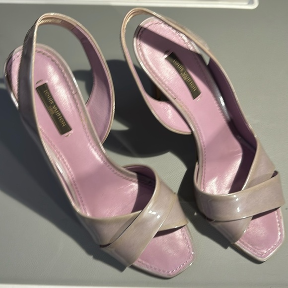 Louis Vuitton strapy heels. Lilac patent leather. size 38 1/2. - Picture 1 of 7